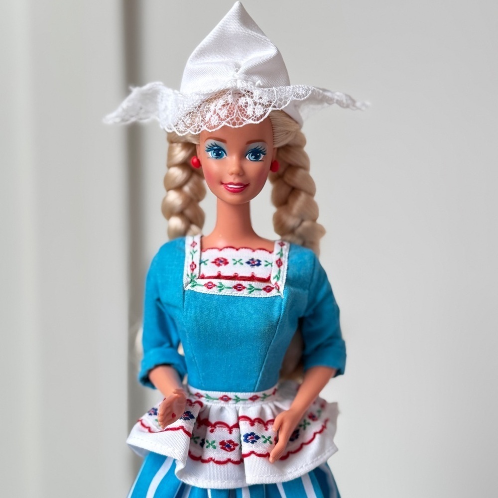 Mattel Dolls of the World Dutch Barbie Doll 1993 Vintage Collectible - Picture 3 of 5